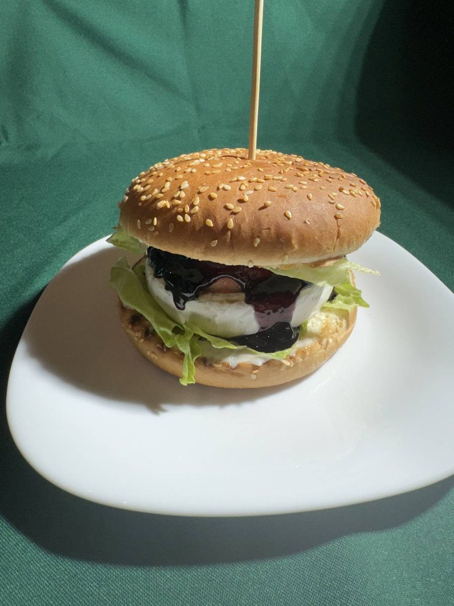 Camembert burger